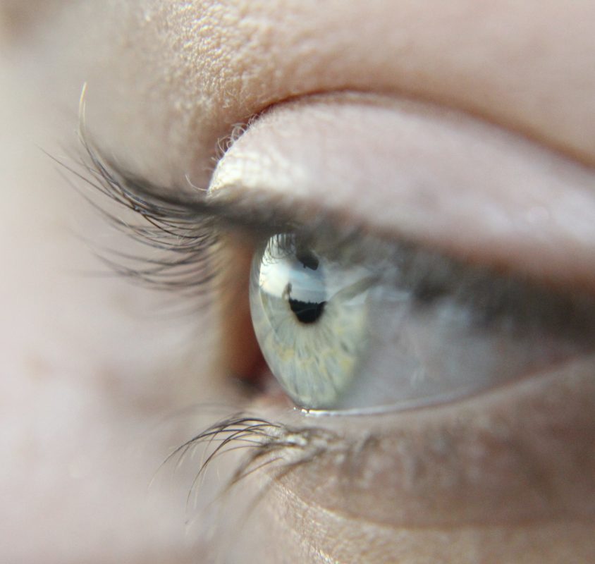 Jak zakładać soczewki kontaktowe?