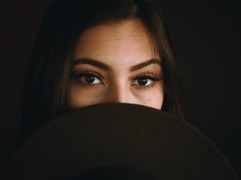 Ciało obce w oku – jak się go pozbyć?