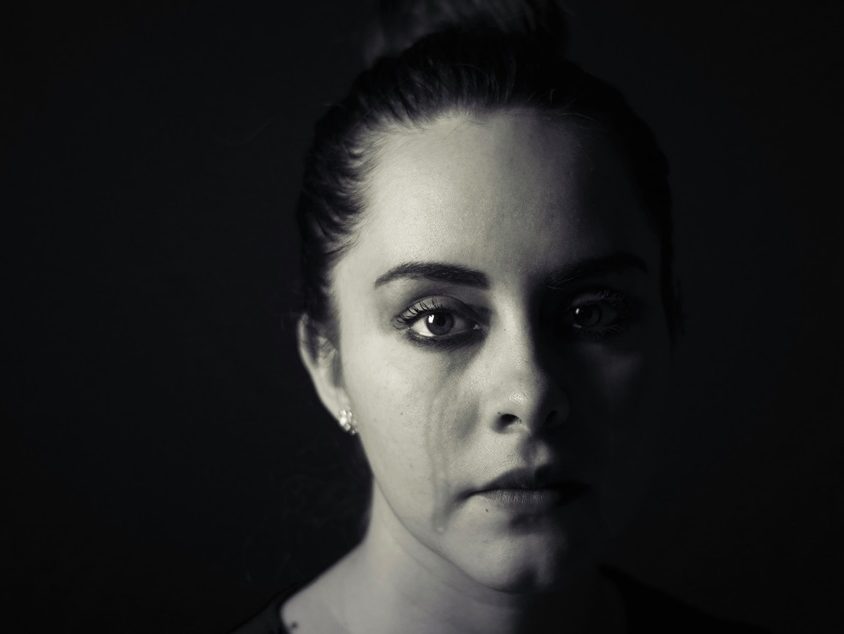 Nadmierne łzawienie oczu – przyczyny i leczenie