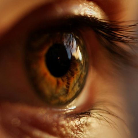 Chemiczne oparzenie oka – jak się zachować?