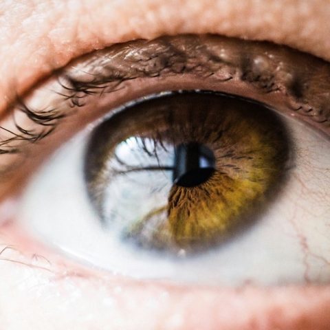 Tłuszczyk oka – przyczyny, objawy i leczenie